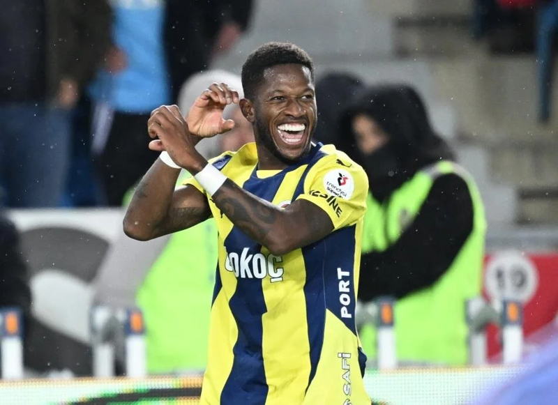 <p><b>FRED REKOR İÇİN SAHADA</b></p><p>Fred (3), Süper Lig tarihinde Fenerbahçe formasıyla Trabzonspor'a en fazla gol atan yabancı oyuncular olan Alex de Souza (4), Cristian Baroni (4) ve Mert Nobre'nin (4) rekorlarına ortak olmak için sahaya çıkacak. Brezilyalı orta sahanın profesyonel kariyerinde filelerini dört kez havalandırdığı bir rakibi bulunmuyor.</p>