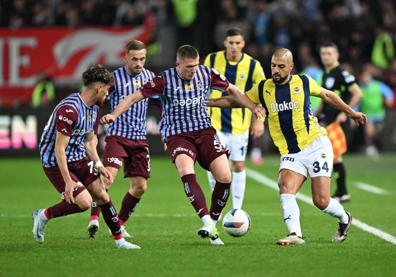<p><b>HEDEF, 2. DIŞ SAHA GALİBİYETİ</b></p><p>Süper Lig'deki son deplasman maçında İstanbul Başakşehir'i 3-0 mağlup eden Trabzonspor, Nisan 2024'ten bu yana üst üste iki dış saha galibiyeti alamıyor. Fatih Tekke, kulüp tarihinde görev yaptığı ilk iki deplasman maçını kazanan ilk Türk teknik direktör olmak için sahaya çıkacak (geçiçi teknik direktörler hariç).</p>