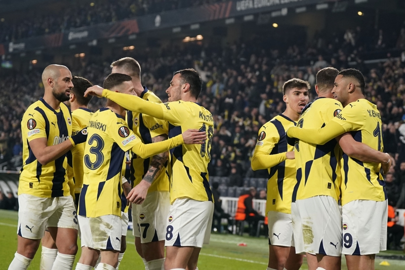 <p><b>3 TAKIMLA PUAN ÇIKARDI</b></p><p>Fatih Tekke, Süper Lig'deki teknik direktörlük kariyerinde Kayseri Erciyesspor (1B), İstanbulspor (1B) ve Alanyaspor'un (1B 1M) başında Fenerbahçe deplasmanında puan almayı başardı. Lig tarihinde dört farklı takımla Fenerbahçe ziyaretinden puan çıkaran sadece iki isim bulunuyor: Samet Aybaba &amp; Yılmaz Vural.</p>