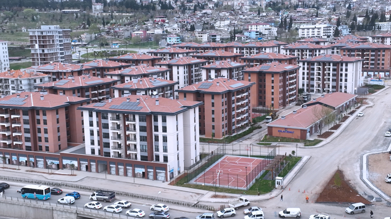 <p>Bakan Kurum mesajında, "Ebrar Sitesi'nin yerine yaptığımız yeni, güvenli, konforlu konutlarımızı tamamladık. Yaşanan acılar unutulmayacak ama yaralarımızı saracağız. Tüm emeğimiz, gayretimiz milletimiz için." ifadesini kullandı.</p>