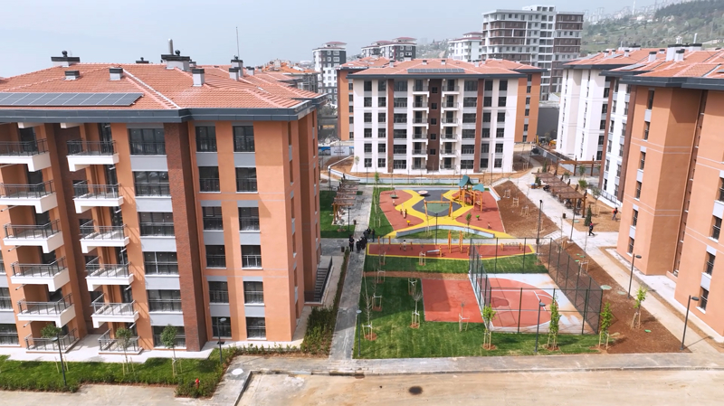 <p>Zemin güvenli hale getirildikten sonra temeller atıldı ve tünel kalıp sistemiyle betonarme imalatları gerçekleştirildi. Gece-gündüz vardiyası ile 24 saat esasıyla devam eden inşa çalışmaları 1 yıl içinde tamamlandı.</p>