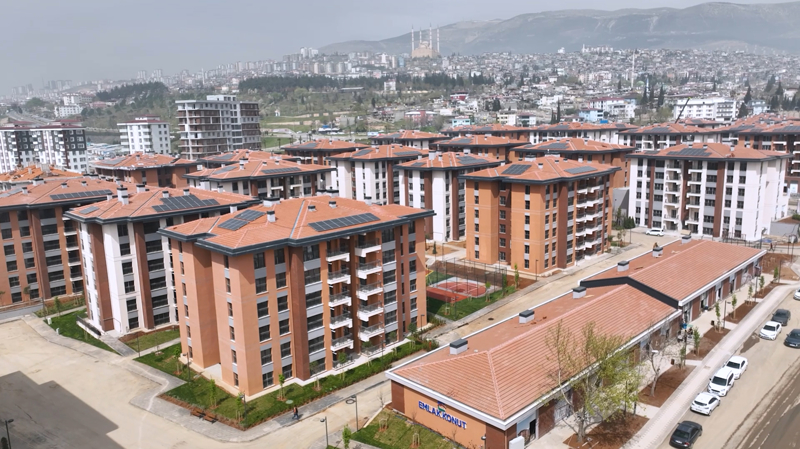 <p><p></p></p><p><b>"YAŞANAN ACILAR UNUTULMAYACAK AMA YARALARIMIZI SARACAĞIZ"</b></p><p><b><br></b></p><p>Çevre, Şehircilik ve İklim Değişikliği Bakanı Murat Kurum da depremzede Selma Zencir'in "Çok şükür bir yuvam, bir çatım oldu" sözlerini alıntılayarak, sosyal medya hesabından tamamlanan evlerin görüntülerini paylaştı.</p>