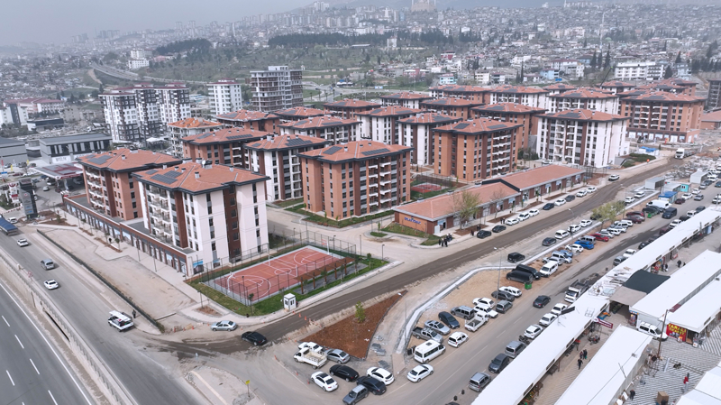 <p>Zemin etüdü ve hesapları doğrultusunda binanın altında binlerce kazık imalatı yapıldığını vurgulayan Şeker, şunları kaydetti:</p><p><br></p><p>"Üst yapıda, yapım yöntemi olarak tünel kalıp sistemi kullanıldı. Zemin güvenli bir hale getirildi. Dolayısıyla depremde yaşadığımız felaket acıların yaşanmaması için kaliteli ve güvenli yapılar yapmış oluyoruz. Daha önce Ebrar Sitesi'nde 8-9 katlı yapılar bulunmaktaydı. Şu anda zemin+5 katlı yapılar bulunmakta. Daha yatay mimari tercih edildi. Daha geniş sosyal alanı olan bir yaşam alanı tercih edildi. Dolayısıyla baktığınız zaman eski Ebrar Sitesi'yle yeni oluşan bu projemiz arasında hem yaşam alanı olarak hem kalite hem güven olarak 180 derece fark var diyebiliriz."</p>