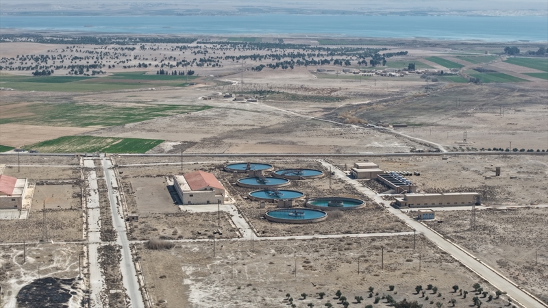 <p>Hafse'den Halep'e su iletiminde yaşanan iyileşmeye dikkati çeken Ahmed, "Anlaşma sonrası ana istasyona bağlı tüm projelere ulaşabiliyoruz. Bakım çalışmaları devam ediyor. Önümüzdeki süreçte Halep'e su pompalama oranı daha da artacak." dedi.</p>