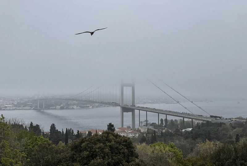 <p>Sürücüler azalan görüş mesafesi nedeniyle trafikte kontrollü ilerliyor.</p>