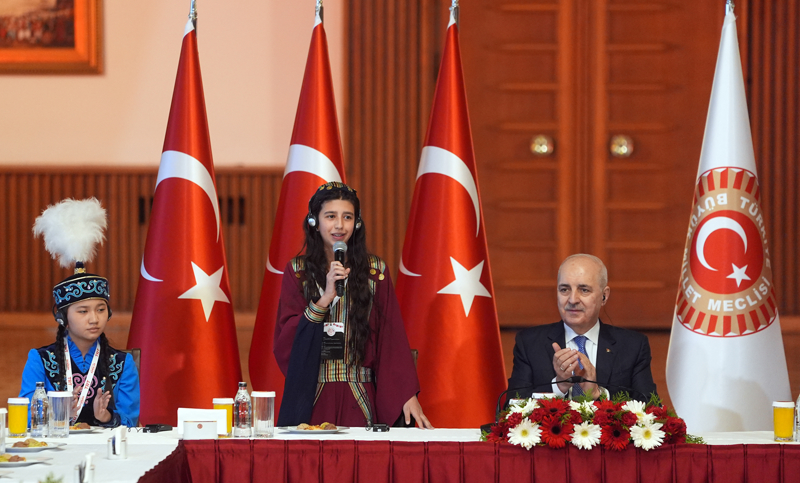 <p><b>ÇOK SAYIDA ÇOCUK SAVAŞÇI OLDUĞUNU ÜZÜLEREK İFADE EDİYORUM"</b></p><p><b><br></b></p><p>Kurtulmuş, bazı çocukların dünyadaki diğer çocuklar gibi şanslı olmadığına dikkati çekti.</p>