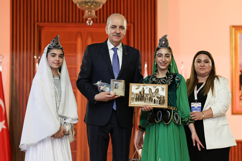 <p><b>Bazı çocukların savaşlarla, katliamlarla hayattan koparıldığını belirten Kurtulmuş, şöyle devam etti:</b></p><p><br></p><p>"En başta Filistin'de, Gazze'de, şu anda biz burada konuşurken tepelerine bomba yağdırılan ufacık evlatlarımızı, çocuklarımızı, kendi çocuklarımız olarak görüyor ve onların hayattan koparılmasının da bütün insanlığın ortak bir suçu olduğunu burada bir kere daha ifade ediyoruz. Dünyanın birçok yerinde savaşlar, zulümler ve baskıların olmasının yanı sıra hayattan koparılmış, akranları okullara giderken ellerine tutuşturulan silahlarla savaşın unsurları haline getirilmiş çok sayıda çocuk savaşçının olduğunu da üzülerek ifade etmek isterim. Oyun alanlarında ve okulların o cıvıl cıvıl neşeyle sürdürülen eğitim ortamlarında olmaları gerekirken, birtakım karanlık güçler tarafından savaşa itilen, savaş ortamına sokulan gencecik çocukların, ufacık evlatlarımızın ellerinde silahlarla dolaştırılmasının, insanlığın büyük bir ayıbı olduğunun altını çizmek isterim."</p>