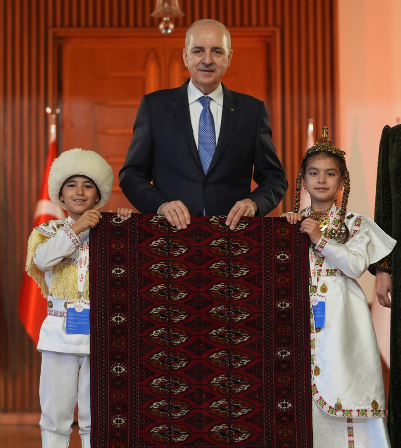 <p>Endonezyalı Emir Pradana, "Uluslararası 23 Nisan Çocuk Şenliği, benim ve Endonezya'dan gelen arkadaşlarım için dünyanın dört bir yanından gelen harika çocuklarla tanışmak adına harika bir deneyim. Bu anı fırsat bilip dünyaya söylemek istiyoruz, çocukların hayatı önemli ve dünya bizim için daha güzel bir yer olmalı." dedi.</p><p>Kurtulmuş, törende, çeşitli ülkelerden gelen çocuklara hediyeler verdi. Ayrıca çocuklar da Kurtulmuş'a ülkelerinden getirdikleri geleneksel hediyeleri takdim etti.</p>