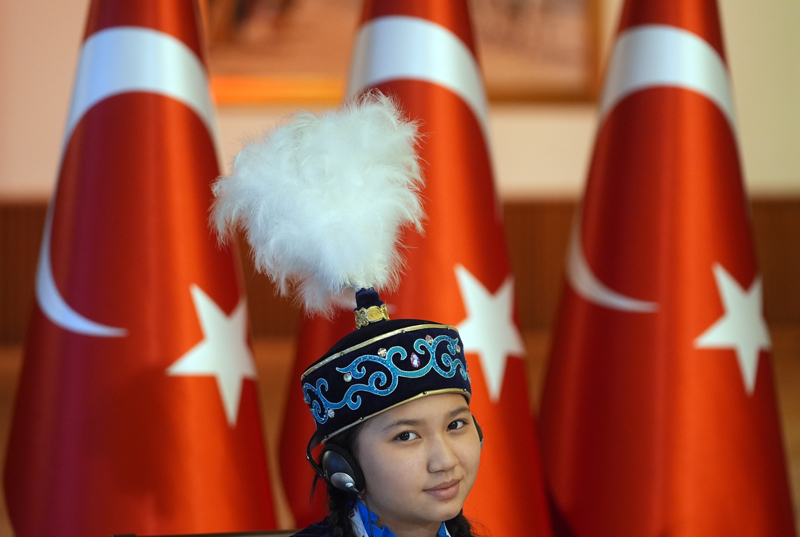 <p><b>"YERYÜZÜNDE ESENLİK, BARIŞ, BİRLİK, BERABERLİK SAĞLANACAK"</b></p><p><b><br></b></p><p>TBMM Başkanı Kurtulmuş, dünyanın yoksul bölgelerinde açlık dolayısıyla hayattan koparılan çok sayıda çocuk olduğunu anımsattı.</p><p><br></p><p><b>Siyasetçilerin, açlıktan ölen çocuklara karşı duyarsız olmasını eleştiren Kurtulmuş, şunları kaydetti:</b></p><p><b><br></b></p><p>"Dünyayı bir sömürü alanı haline getiren, bir taraftan birileri çok zenginleşirken bir kısmını da çok yoksul hale getiren, en temel gıdadan, bir bardak temiz sudan, bir lokma ekmekten mahrum hale getirenlerin de insanlığın düşmanları olduğunu ifade etmek isterim. Geleceğe umutla bakan neşeli tavrınızla, ümit ediyorum ki yeryüzünde esenlik, barış, birlik, beraberlik sağlanacak, başta savaşların sonlandırılması olmak üzere her türlü insani ayıp ortadan kaldırılacak. Yeryüzünde açlığın ve kıtlığın önleneceği, savaşların ve ona bağlı olarak çocuk savaşçılar meselesinin tamamen ortadan kaldırılacağı bir dünyayı kurmak inşallah nasip olacaktır."</p><p>Geleceğin mimarlarının çocuklar ve gençler olduğunu aktaran Kurtulmuş, çocuklar sayesinde yeryüzünün daha yaşanabilir bir yer olacağını sözlerine ekledi.</p>