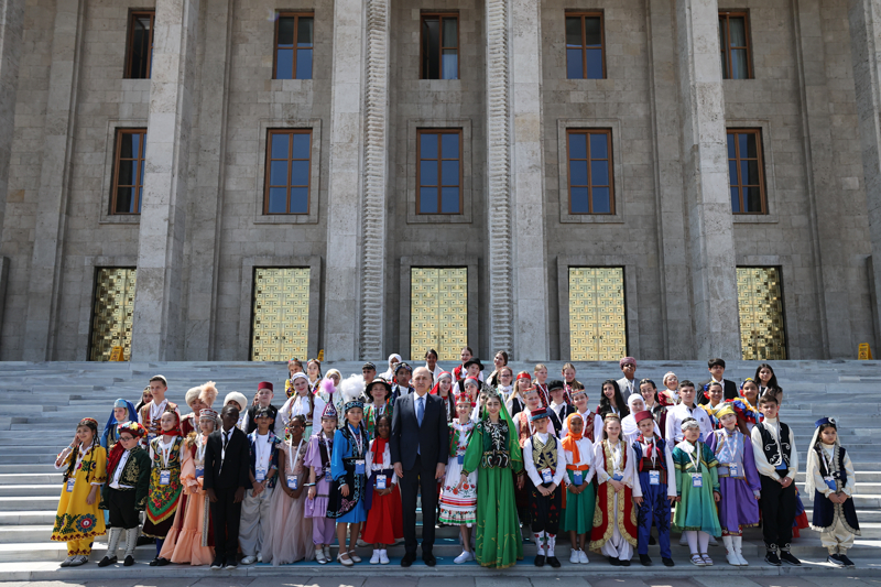 <p>Kurtulmuş, törende, çeşitli ülkelerden gelen çocuklara hediyeler verdi. Ayrıca çocuklar da Kurtulmuş'a ülkelerinden getirdikleri geleneksel hediyeleri takdim etti.</p><p>Törenin ardından Kurtulmuş, yöresel kıyafetleriyle Meclis'e gelen çocuklarla Şeref Kapısı merdivenlerinde fotoğraf çektirdi.</p><p>Programa, TBMM Genel Sekreteri Talip Uzun ile TRT Genel Müdürü Sobacı da katıldı.</p>