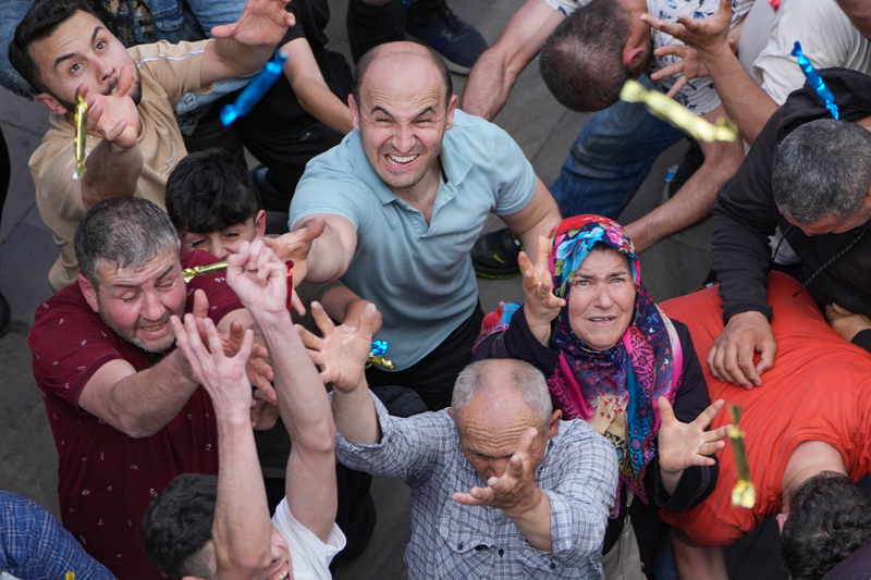 <p>Sultan Camisi'nde sona eren yürüyüşün ardından saçım törenine geçildi.</p>