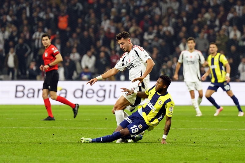 <p><b>F.BAHÇE'NİN ÜSTÜNLÜĞÜ VAR</b></p><p>Fenerbahçe ile Beşiktaş, Süper Lig tarihinde 138'inci kez karşı karşıya gelecek. Bu rekabet tarihinde alınan galibiyet sayılarında sarı-lacivertli ekibin 49-43 üstünlüğü bulunuyor (45B).</p>