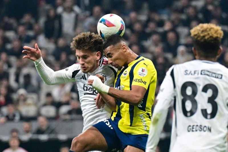 <p><b>F.BAHÇE, 2016'DAN BERİ YAPAMIYOR</b></p><p>Beşiktaş'ı konuk ettiği son Süper Lig maçını 2-1 kazanan Fenerbahçe, Şubat 2016'dan bu yana siyah-beyazlı ekibi üst üste iki iç saha karşılaşmasında mağlup edemiyor.</p>