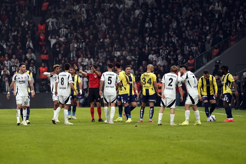 <p><b>SON 7 MAÇTA 29 GOL</b></p><p>Fenerbahçe'nin Beşiktaş'ı konuk ettiği son yedi Süper Lig maçının tamamında karşılıklı goller atıldı (Fenerbahçe 15-14 Beşiktaş) ve bu karşılaşmalar toplam 29 gole sahne oldu (ortalama 4.1).</p>
