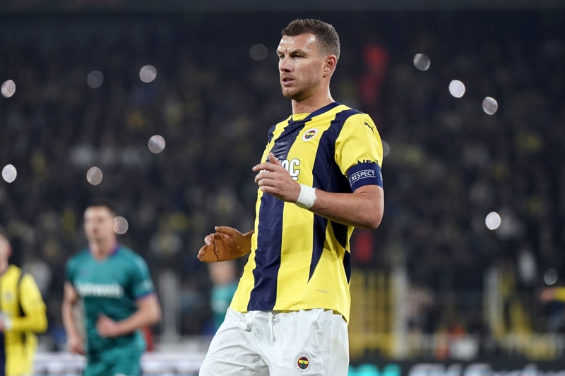 <p><b>EDIN DZEKO'NUN HEDEFİ</b></p><p>Süper Lig'de görev yaptığı son maçta Gaziantep FK filelerini havalandıran Edin Dzeko, Kasım 2024'ten bu yana üst üste iki karşılaşmada gol sevinci yaşayamıyor.</p>