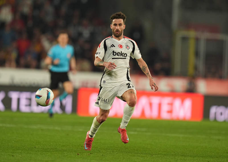 <p><b>RAFA SILVA'NIN HEDEFİ</b></p><p>Rafa Silva, Beşiktaş tarihinde Mario Gomez'in (2015/16) ardından bir Süper Lig sezonunda Fenerbahçe, Galatasaray (1) ve Trabzonspor'a (1) gol atan ikinci yabancı oyuncu olmak istiyor.</p>