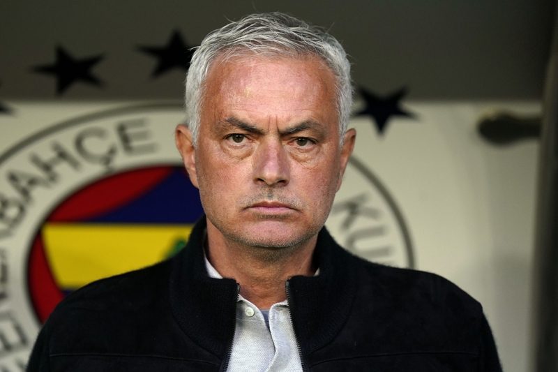 <p><b>MOURINHO'YU BEKLEYEN TEHLİKE</b></p><p>Jose Mourinho, Süper Lig'de Fenerbahçe'nin başında Joachim Löw'den (1998/99) bu yana Beşiktaş'a rakip olduğu ilk iki maçı kaybeden ilk teknik direktör olma tehlikesi yaşıyor.</p>