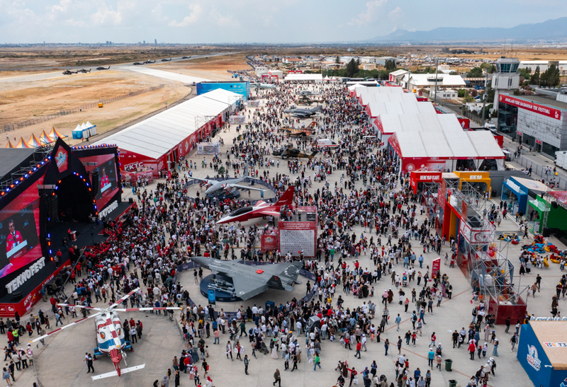 <p>Bugünkü aktivitelerin ardından sona erecek festivali son gününde ziyaret etmek isteyenler, girişlerde uzun kuyruklar oluşturdu. TEKNOFEST KKTC'nin gerçekleştirildiği eski Ercan Havalimanı'na giden yollarda da trafik yoğunluğu meydana geldi.</p>