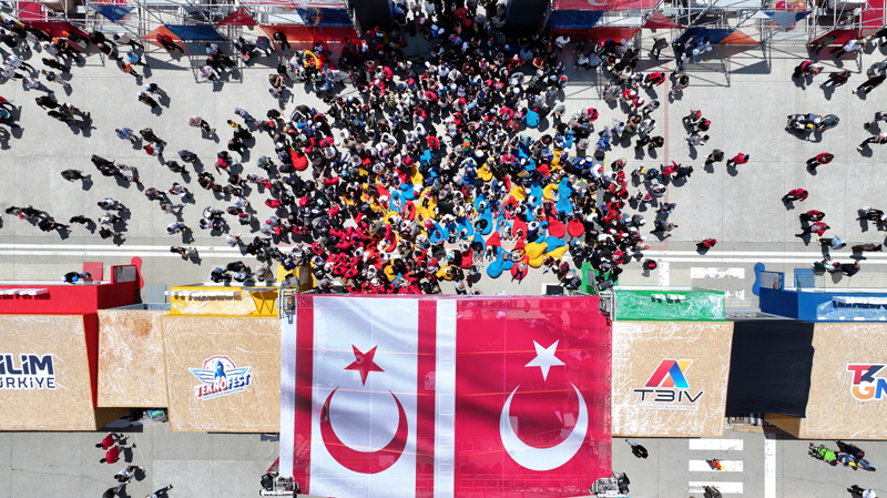 <p>Teknoloji yarışmaları, fuar etkinlik alanlarıyla beraber Bilim Sokak'ta bulunan 6-14 yaş grubuna yönelik atölye çalışmaları, hava araçları sergisi, planetaryum film gösterimleri, Kıbrıs Barış Harekatı Deneyim Alanı, Türk Mukavemet Teşkilatı Milli Mücadele Sergi Alanı, uzay sergisi, XR deneyim alanı, simülasyon deneyim alanları, öğrencilerle ilk uçuş ve pedallı uçuş etkinlikleri, bilim gösterileri, Sahne Senin etkinliği, söyleşiler, ana sahne gösterileri ve daha birçok aktivite ziyaretçilere sunuluyor.</p>