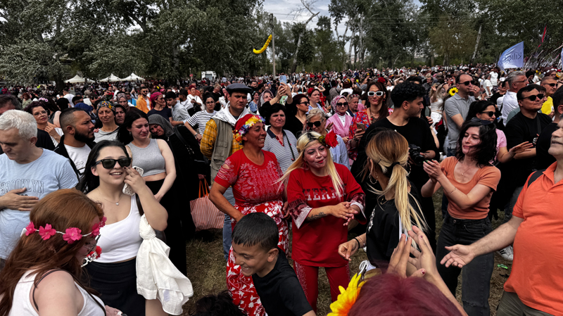<p>Bando eşliğinde saygı duruşunda bulunuldu İstiklal Marşı okundu.</p>