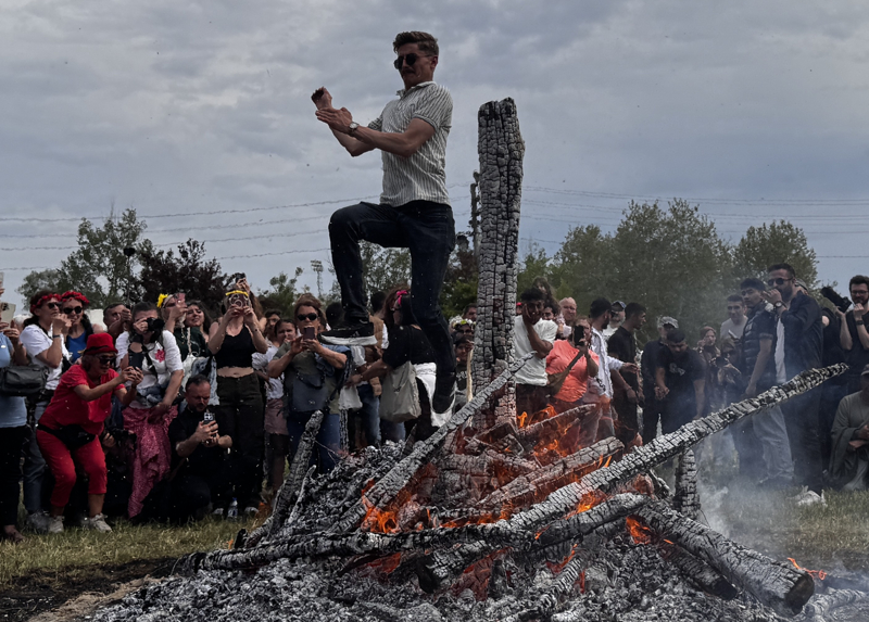 <p>Kanuni Köprüsü'nde oluşturulan kortej Edirne Belediye Bandosu eşliğinde ateşin yakılacağı alana geldi.</p>