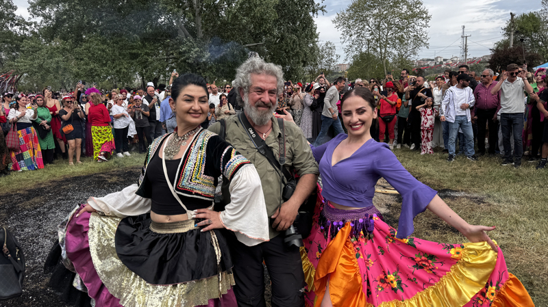 <p>Şenliklere katılmak için kente gelen çok sayıda turist, kutlamaların yapıldığı Sarayiçi'nde müzik eşliğinde eğlendi.</p>