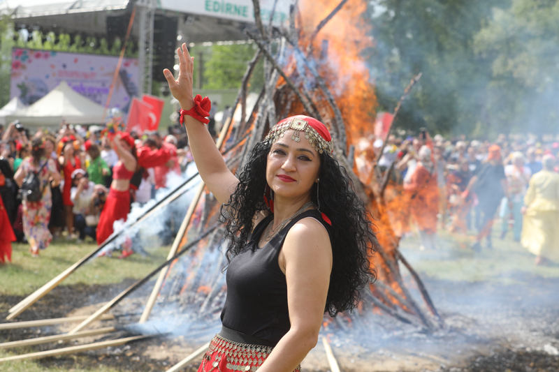 <p>Geleneksel kıyafetler giyen Roman müzik topluluklarının hareketli ezgilerine eşlik eden turistler renkli görüntüler oluşturdu.</p>
