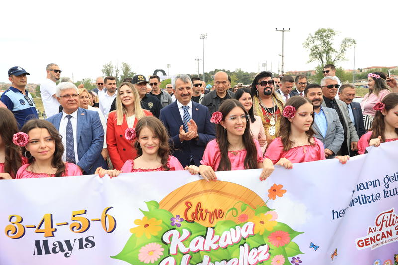 <p>Edirne Valisi Yunus Sezer, yaptığı konuşmada, Kakava Şenlikleri'nin binlerce yıllık geleneğin, coşkunun ve baharın simgesi olduğunu söyledi.</p>