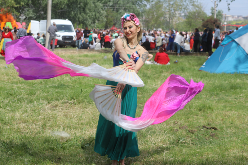 <p>Daha sonra katılımcılar ateşin üstünden atlayıp, ateş çevresinde dans etti. Fotoğraf sanatçıları da renkli görüntüler çekme imkanı buldu.</p>