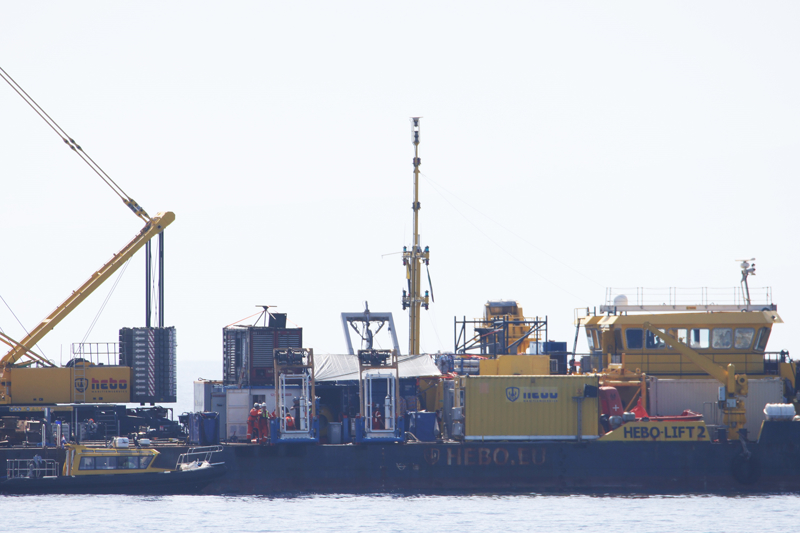 <p>56 metre uzunluğunda ve 473 ton ağırlığındaki tekne, denizin 50 metre derinliğinde yer alıyor. Enkaz çıkarma işleminin kolaylaştırması için ilk olarak geminin 75 metrelik alüminyum direğinin kesilmesi planlanıyor.</p>