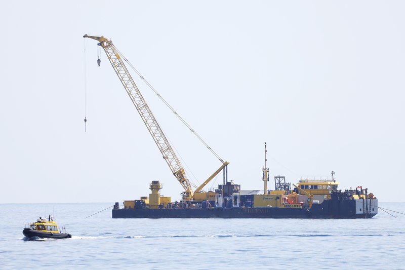 <p>İtalya Sahil Güvenlik Komutanlığı, 30 Nisan'da yaptığı açıklamada, lüks yatın enkazının deniz dibinden çıkarılması işleminin 3 Mayıs'ta başlayacağını duyurmuştu.</p>