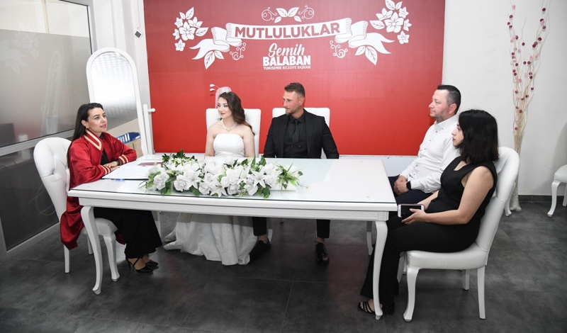 <p>Yunusemre ilçesinde, nikah tarihlerini unutulmaz kılmak isteyen çiftler, evlenmek için 05.05.2025 tarihini tercih etti.</p>
