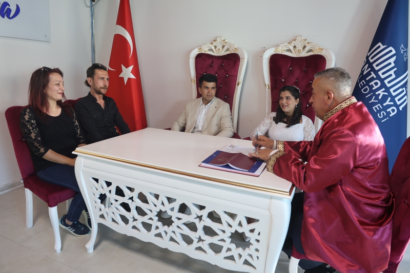 <strong>Hatay</strong>'da evlenmek için aylar öncesinden '05.05.2025' tarihini tercih eden çiftler, nikah dairelerinde yoğunluk oluşturdular. 