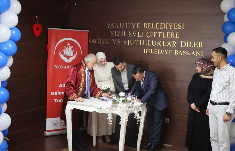 <p>Erzurum'da, sembol tarih 5 Mayıs 2025 dolayısıyla kentin plakasına atıfla 25 çiftin nikahı kıyıldı. Aile ve Sosyal Hizmetler İl Müdürü Hasan Aykut  çiftlerden birine şahitlik etti.</p>