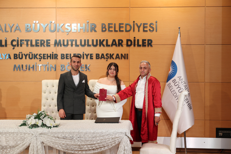 <p> Antalya Büyükşehir Belediyesi Evlendirme Dairesi Başkanlığına günler öncesinden müracaatta bulunan 25 çift, bu özel tarihte "evet" diyerek hayatlarını birleştirdi.</p>