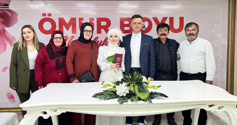 <p>Samsun'da 5.5.2025 tarihinde evlenmek isteyen çiftler evlendirme dairelerinde yoğunluk oluşturdu. </p>