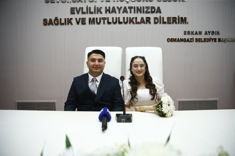 <p>Bursa'da, nikah tarihinin özel olmasını isteyen çiftler nedeniyle nikah dairesinde yoğunluk yaşandı</p>
