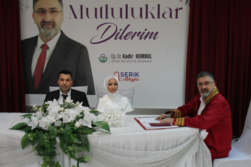 <p>Antalya'da nikah dairelerinde "05.05.2025" yoğunluğu yaşandı.</p>
