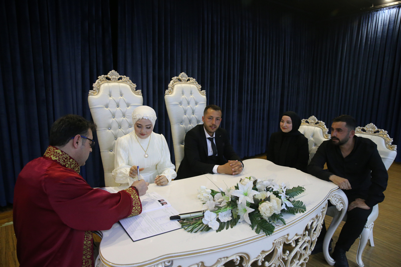 <p>Tokat'ta evliliğe ilk adımı atacak çok sayıda çiftin nikah günü olarak 5 Mayıs 2025'i tercih etmesi, Tokat Belediyesi Nikah Dairesi'nde yoğunluğa yol açtı.</p>