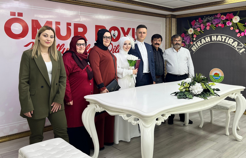<p> İlkadım Belediyesi Derebahçe Tesisleri'nde, nikah tarihlerinin 5.5.2025 olmasını isteyen çiftler aldıkları randevu sonrası nikah masasına oturdu. Serdar Genç ve Fatıma Nur Bolgi de bu özel günde nikah kıydıran çiftler arasında yer aldı.</p>
