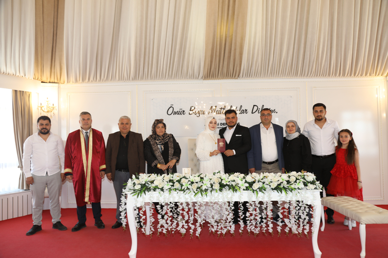 <p>Ankara'nın Çubuk ilçesinde evlenmek için aylar öncesinden'05.05.2025' tarihini tercih eden çiftler, nikah dairelerinde yoğunluk oluşturdu. </p>