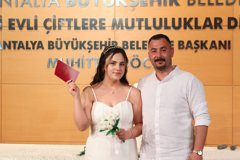 <p>Antalya merkez ve ilçelerindeki nikah dairelerinde, evliliğe ilk adımı atacak çok sayıda çiftin nikah günü olarak 5 Mayıs 2025'i tercih etmesi yoğunluğa neden oldu</p>