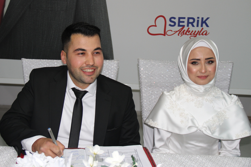 <p>Antalya merkez ve ilçelerindeki nikah dairelerinde, evliliğe ilk adımı atacak çok sayıda çiftin nikah günü olarak 5 Mayıs 2025'i tercih etmesi yoğunluğa neden oldu.</p>