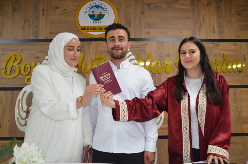 <p>Muş'ta, "05.05.2025"te nikah kıymak isteyen 8 çift, düzenlenen törenlerle hayatlarını birleştirmenin mutluluğunu yaşadı.</p>