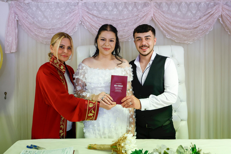 <p>Mersin'de özel tarihte evlenmek isteyenler nikah dairesinde yoğunluk oluşturdu.</p>