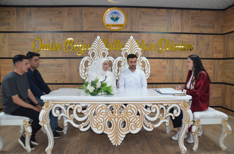 <p>Muş'ta yeni çiftler nikah tarihi için "05.05.2025"i tercih etti.</p>