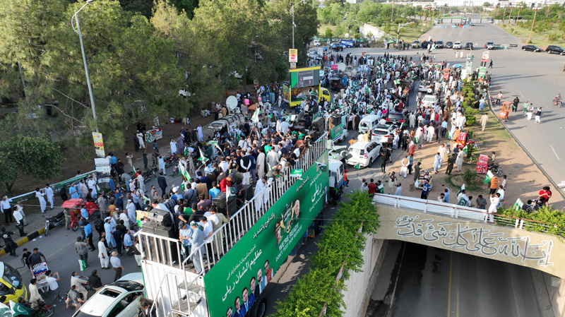 <p>İslamabad'da binlerce kişi orduya destek için sokaklara çıktı. Ellerinde Pakistan bayrakları taşıyan göstericiler "Pakistan çok yaşa, Pakistan ordusu çok yaşa" sloganları attı.</p>