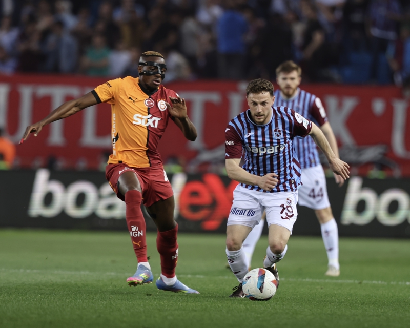 <p><b>G.SARAY 18, TRABZONSPOR 9</b></p><p>Türkiye Kupası tarihinde en fazla şampiyon olan takım konumundaki Galatasaray (18), en yakın rakibi Beşiktaş (11) ile farkı sekiz kupaya çıkarmak istiyor. Turnuva tarihinde dokuz şampiyonluğu bulunan Trabzonspor ise, Galatasaray (18) ve Beşiktaş'ın (11) ardından çift haneli kupa sayısına ulaşan üçüncü takım olmak için sahaya çıkacak.</p>