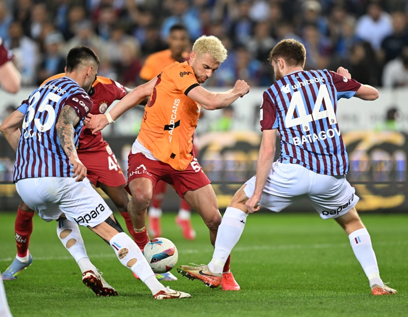 <p><b>SON 5 RESMİ MAÇ G.SARAY'IN</b></p><p>Trabzonspor ile oynadığı son beş resmi maçın tamamını kazanan Galatasaray, bu rekabet tarihindeki en uzun serisini tekrarlamak için sahaya çıkacak (Ocak 2001-Mayıs 2003 arasında 6 maç).</p>