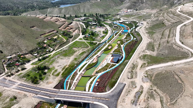 <p>Alanda ayrıca 3 köprü, bisiklet yolları, çocuk parkları, seyir terasları, kafeteryalar, mescit, millet kıraathanesi, büfeler, elektronik oyun alanları ve fitness sahaları bulunuyor.</p>